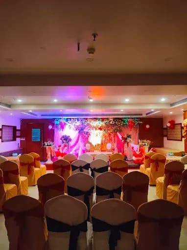 Hotel Amalfi Grand - Hotel in Ambedkar Path, opp. Pillar no. - 4, behind Tanishq/SBI Bank, Rukanpura, Patna, Bihar 800014, India
