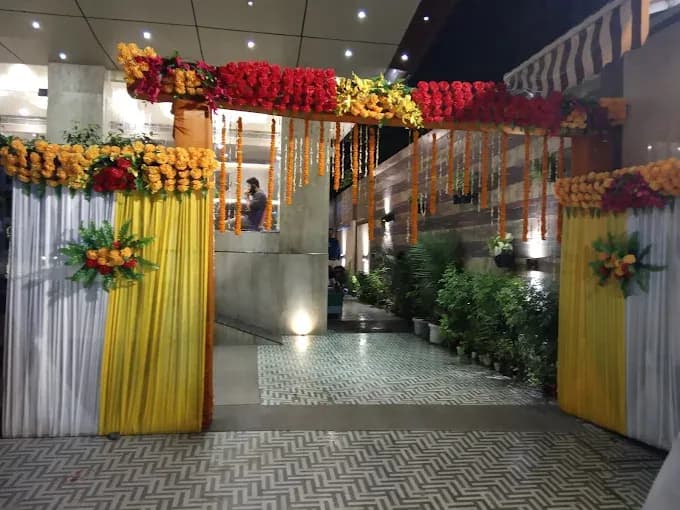 Hotel Amalfi Grand - Hotel in Ambedkar Path, opp. Pillar no. - 4, behind Tanishq/SBI Bank, Rukanpura, Patna, Bihar 800014, India