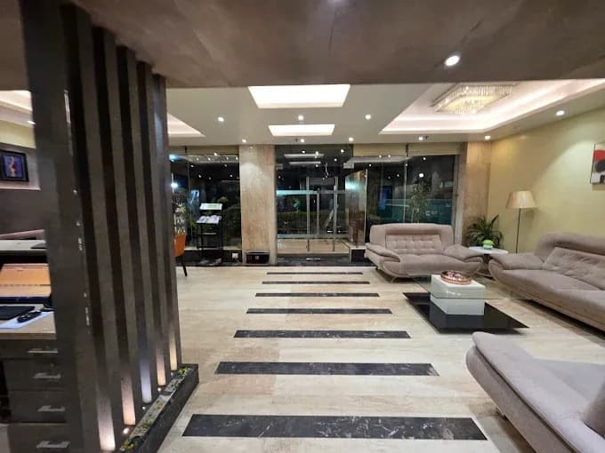 Hotel Amalfi Grand - Hotel in Ambedkar Path, opp. Pillar no. - 4, behind Tanishq/SBI Bank, Rukanpura, Patna, Bihar 800014, India