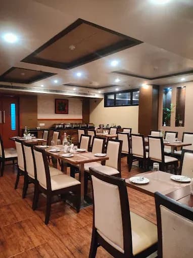 Hotel Amalfi Grand - Hotel in Ambedkar Path, opp. Pillar no. - 4, behind Tanishq/SBI Bank, Rukanpura, Patna, Bihar 800014, India