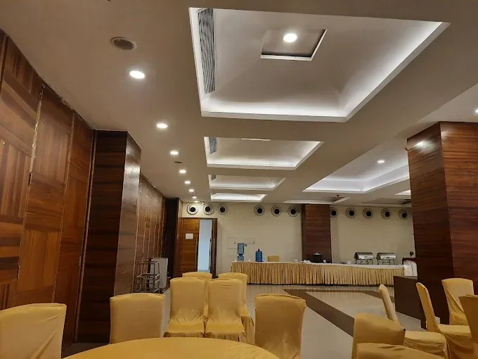Vijayatej Clarks Inn - Banquet Hall in 4th P&M Mall, Patliputra Kurji Rd, Patliputra Industrial Area, Patliputra Colony, Patna, Bihar 800013, India